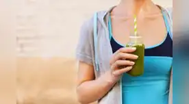 Es muy popular el consumo de agua con limón por su acción alcalina.