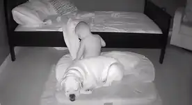 Bebé se mete todas las noches a la cama de su perrito para dormir con él