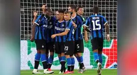 Lukaku recibe las felicitaciones de sus compañeros tras anotar el 1-0