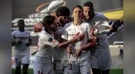 Reguilón celebra con sus compañeros el 1-0