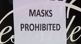 El dueño del bar no permite que sus clientes usen mascarilla. El dueño del bar no permite que sus clientes usen mascarilla.