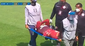 Tapándose el rostro Dos Santos sale del campo de juego. Tapándose el rostro Dos Santos sale del campo de juego.