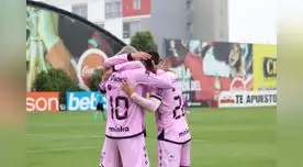 Jesús Chávez recibe la felicitación de sus compañeros por el gol anotado a  Alianza Universidad.