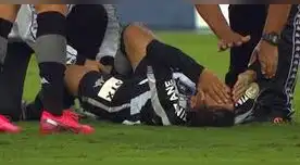 Lecaros queda lesionado y tiene que salir en camilla.