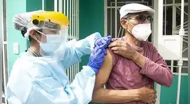 Los adultos mayores de 60 años pueden acercarse a los establecimientos de salud.