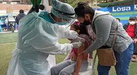 El Minsa recomienda mantener la distancia social en los centros de vacunación.