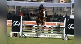 Ricardo Artadi junto a su caballo 'Izak' en plena competencia