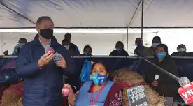 Jorge Muñoz junto a los comerciantes del mercado Tierra Prometida.