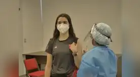 Daniela Macías en plena vacunación