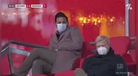 Claudio Pizarro ve atento el partido del Bayern Múnich