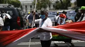 Manifestantes del Sutep y CGTP protestan en los exteriores del Congreso.