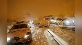Conductores varados en una carretera de acceso a la autopista M-30 durante una fuerte nevada en Madrid, España.