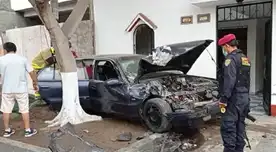 La camioneta impactó a un auto azul marca Hyundai.