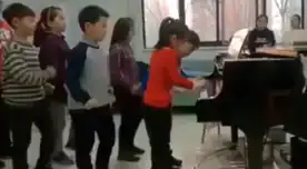 Lo que más se resalta del video es la disciplina de los niños frente a un género musical muy difícil de tocar. Lo que más se resalta del video es la disciplina de los niños frente a un género musical muy difícil de tocar.