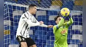 Esta vez Cristiano Ronaldo no pudo concretar, en escena el portero Alex Meret controla el balón.