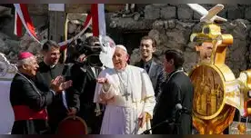 El Papa Francisco oró el domingo por las “víctimas de la guerra” frente a una iglesia centenaria en la ciudad de Mosul.