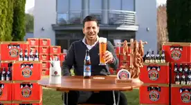 Claudio Pizarro y otras leyendas del Bayern Múnich en el comercial del club.