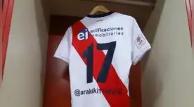 Debajo de las camisetas de Municipal aparece la cuenta el Instagram de cada jugador.