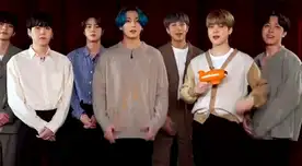 BTS posando con el premio de Nickelodeon.