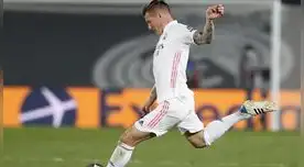 El volante del equipo de Real Madrid remató con un tiro libre contra el Barcelona.