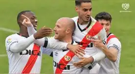 Luis Advíncula festeja el gol del Rayo Vallecano  en el encuentro con el Girona.