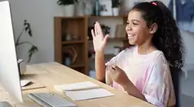 Es importante mantener una buena comunicación entre padres y maestros para seguir el desempeño del estudiante.