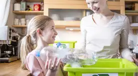 Separa los productos que pueden ser reutilizados como botellas, papel o cajas de cartón.