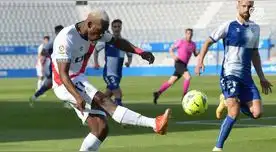 Luis Advíncula intento, pero no pudo hacer nada en la derrota del Rayo ante Sabadell