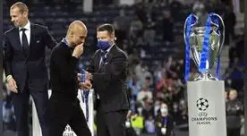 Guardiola besa la medalla de subcampeón de la Champions 2020-2021.