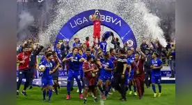 Juan Reynoso festejando con sus  jugadores el título del Clausura MX.