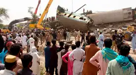 Pakistán: miles de personas llegan al lugar para reconocer los cadáveres.