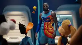 LeBron James interactuando con los Looney Tunes.