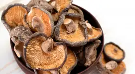 Los shiitakes pueden ayudar a fortalecer los huesos al ayudar en la absorción de calcio e inhibir la resorción ósea.