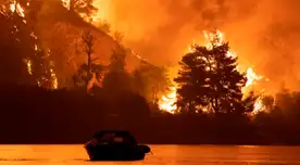 Grecia en llamas. Los habitantes son evacuados en un transbordador.