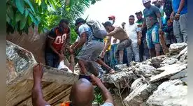 Grupos de personas realizan tareas de búsqueda de supervivientes tras un seísmo de magnitud 7,2 en Los Cayos (Haití). Foto: EFE