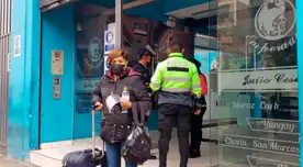 Pasajeros se encuentran reclamando a la empresa. Pasajeros se encuentran reclamando a la empresa.