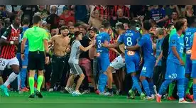 Muy mal hinchas del Niza se meten a la cancha para agreder a jugadores del Olympique.