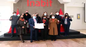 La magistrada en pleno acto  de la donación de zapatillas