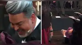 Chibolín no aguantó la emoción y se tiró al suelo con increíble regalo de su esposa.