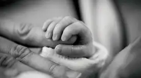 La bebé de un mes de nacida fue dejada por sus padres en una tubería. La bebé de un mes de nacida fue dejada por sus padres en una tubería.