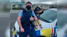 El oficial de Policía confirmó que los juguetes del pequeño eran bastante geniales. El oficial de Policía confirmó que los juguetes del pequeño eran bastante geniales.