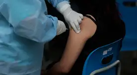 Adolescentes vienen recibiendo la vacuna de Pfizer.