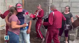 Albañil pide matrimonio a su novia en plena construcción porque no tiene mucho dinero