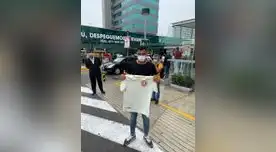 Ángel Cayetano posa orgulloso con la camiseta de Universitario de Deportes.