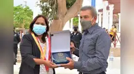 Héctor Chumpitaz junto a la alcaldesa de San Luis, Delia Solórzano.