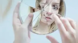 Soñar con espejos rotos tiene una interpretación muy curiosa.