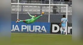 Saravia  portero de Alianza Lima realiza una salvada espectacular .