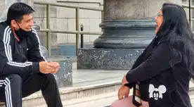 Personas conversando en la calle sin uso de mascarillas