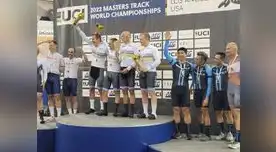 Luis Che Altamirano llevanta orgulloso la mano por el tercer lugar allcanzado.