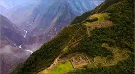 Choquequirao significa "cuna de oro" en quechua y está ubicada en los Andes peruanos.